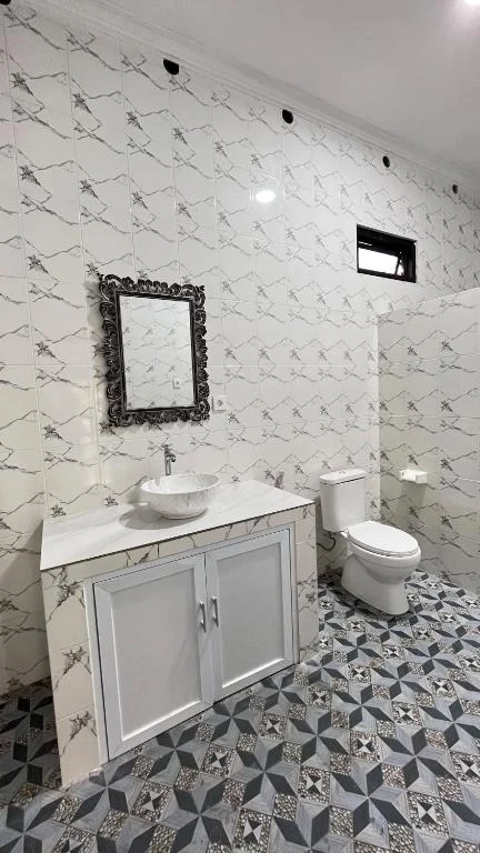 Garden Room bathroom wide view at Little SALT