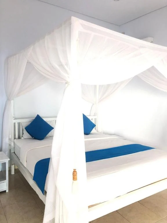 Budget double canopy bed side view at Little SALT